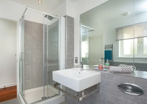 The bathroom at Wonkey Donkey Cottage at Stoneleigh Holiday Village, Weston