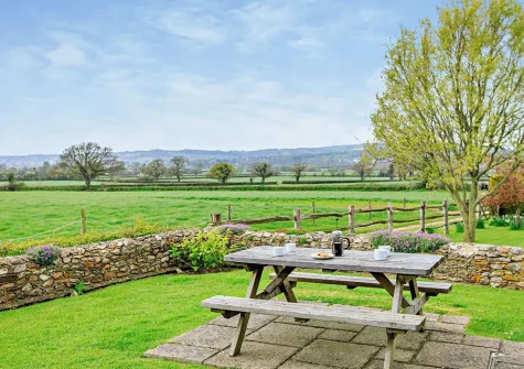 The alfresco dining area & garden at Wonover, Musburry