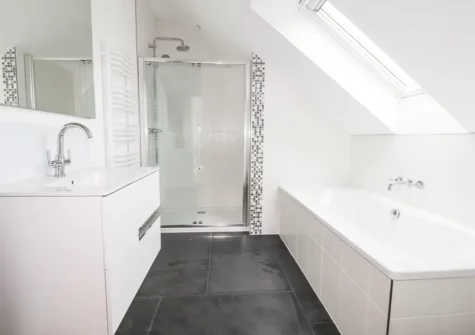 Bedroom #1 en-suite at Woodlands Close, Treator