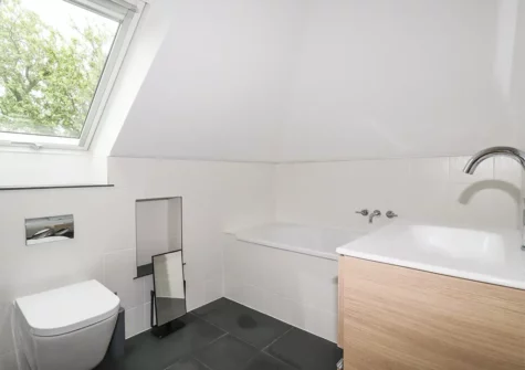 The bathroom at Woodlands Close, Treator