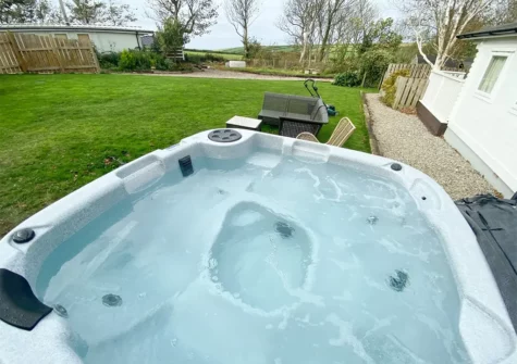 The hot tub & garden at Woodlands Close, Treator