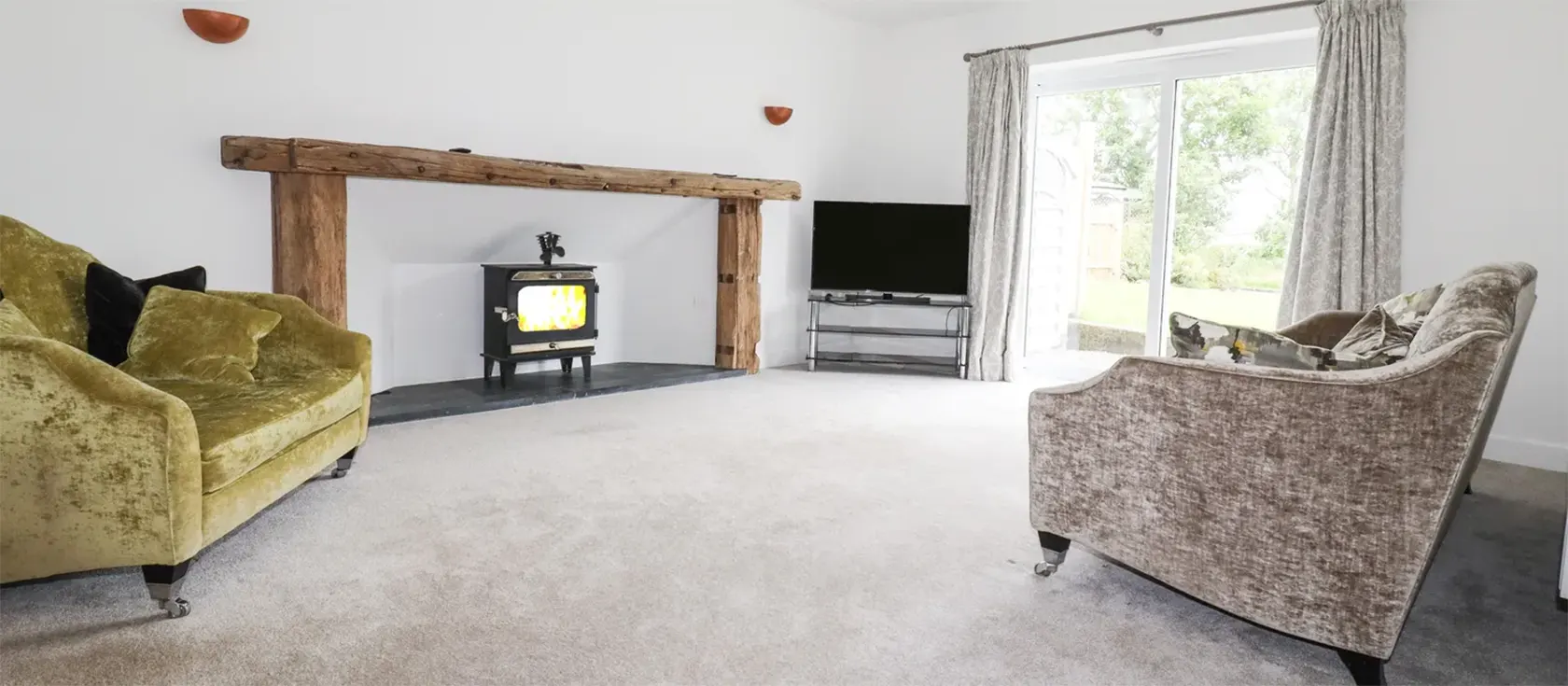 The five-bedroom, four-bathroom Woodlands Close, Treator provides luxury and comfort for large families. The house is perfect for ten people, with a spacious open-plan kitchen, hot tub, garden & patio and is just 5 minutes from the nearby beaches.