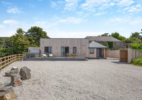 Woodside Barn is an impressive single-storey barn conversion with superb views and a private hot tub, set by the coastal path