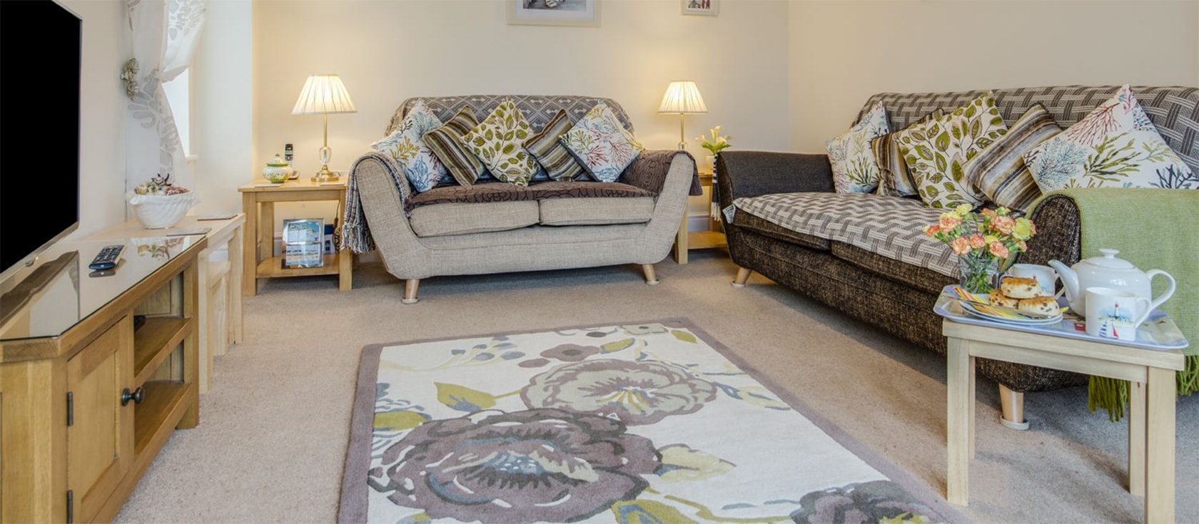 Woodside, Bideford is a modern three bedroom, two bathroom detached house with off-road parking, lawned garden and garage for storing surfboards & bikes. This spacious home is a short drive from sandy beaches, the Big Sheep and Bideford Quay.