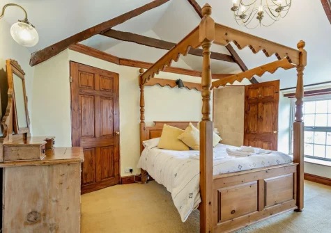 Bedroom #1 at Woolstone Farmhouse, Box's Shop