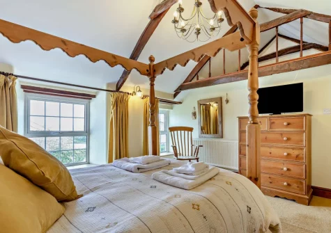 Bedroom #1 at Woolstone Farmhouse, Box's Shop