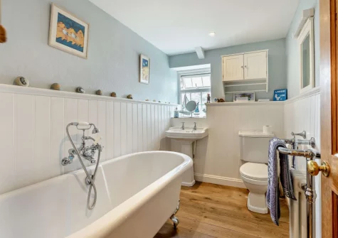 The bathroom at Woolstone Farmhouse, Box's Shop