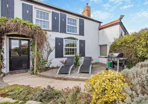 The patio, barbecue & outdoor sitting area at Woolstone Farmhouse, Box's Shop