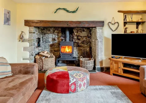 Woolstone Farmhouse, Box's Shop is a splendid family retreat with a private heated indoor pool and hot tub, set on an exclusive leisure complex with wonderful shared amenities in stunning North Cornish countryside. Perfect for memorable holidays.