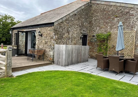 The patio, alfresco dining area & garden at Woolstone Grenvilles Granary, Box's Shop