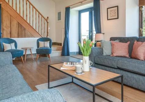 Woolstone Grenvilles Granary, Box's Shop is a beautifully converted stone granary with three bedrooms, fishing lakes, and extensive leisure facilities. Perfect countryside base for exploring Cornwall's stunning beaches and Devon's attractions.