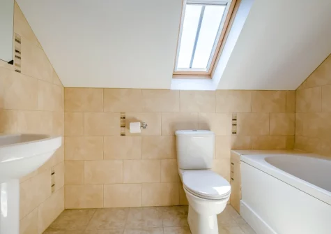 The bathroom at Woolstone Teagues Trail, Box's Shop