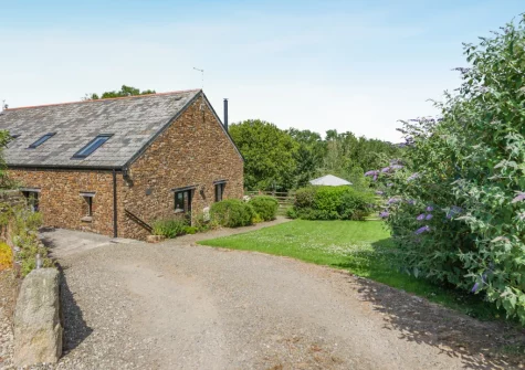 Woolstone Teagues Trail is a tylish converted barn with many retained period features & far-reaching views of the Cornish countryside