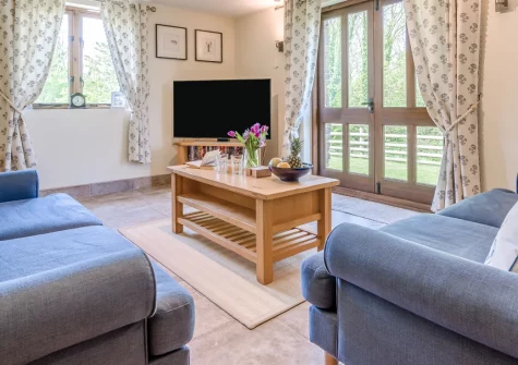 Woolstone Wrights Wood, Box's Shop is a beautifully restored stone barn offering peaceful country views, shared leisure facilities including indoor tennis and fishing lakes, plus easy access to Widemouth Bay's golden sands and Bude's coastal charm.