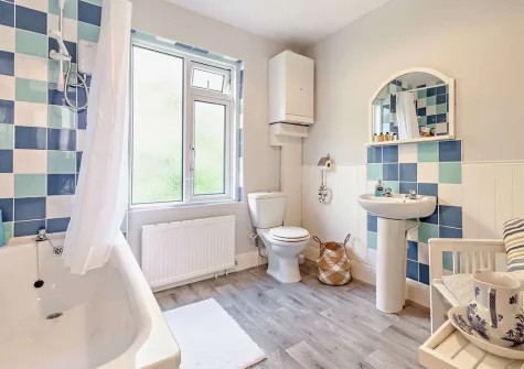 The bathroom at Wren Cottage, Brixham