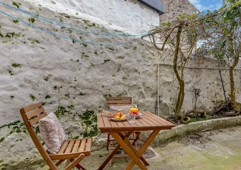 The shared courtyard & outdoor sitting area at Wren Cottage, St Ives