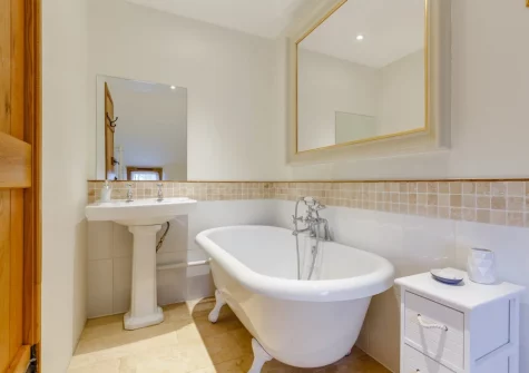 Bedroom #1 en-suite bathroom at Wrens Thatch, Ebberley