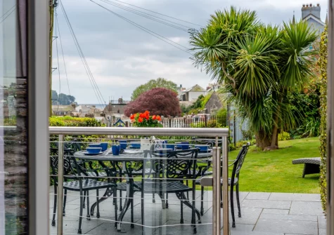 Step out onto the patio, alfresco dining area & lawned garden at Yardarm Cottage, Fowey
