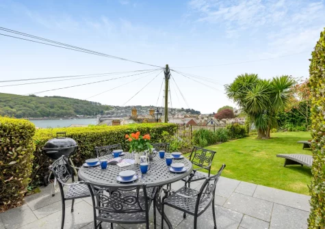 The patio, barbecue, alfresco dining area & lawned garden at Yardarm Cottage, Fowey