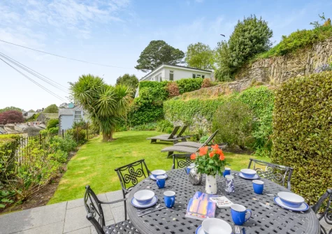 The patio, alfresco dining area & lawned garden at Yardarm Cottage, Fowey