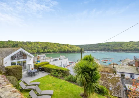 The patio, alfresco dining area & lawned garden at Yardarm Cottage, Fowey
