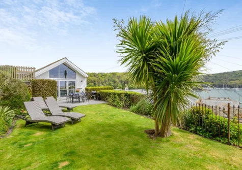 The lawned garden & outdoor sitting area & at Yardarm Cottage, Fowey