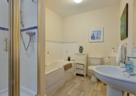 The bathroom at Yenworthy Barn, Oare