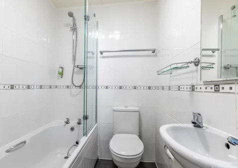 Bedroom #3 en-suite bathroom at Yeoldon House, Bideford