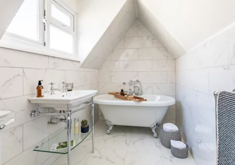 Bedroom #9 en-suite bathroom at Yeoldon House, Bideford