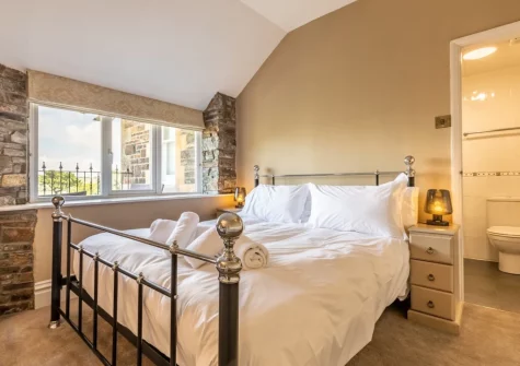 Bedroom #10 & en-suite bathroom at Yeoldon House, Bideford
