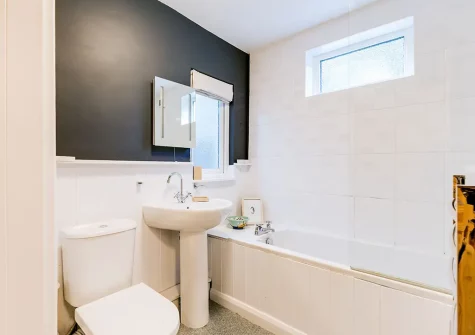 Bedroom #1 en-suite bathroom at Zareba, St Ives