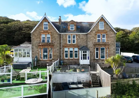 Zareba is a three-storey mid-terrace house, a truly luxurious coastal retreat