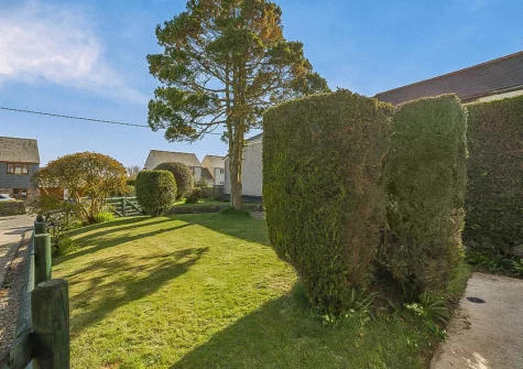 The enclosed lawned garden at Zona, Pensilva