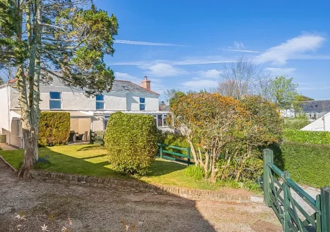 Zona is an attractive holiday cottage, with cosy interior, a spacious garden & parking for two cars, in Pensilva