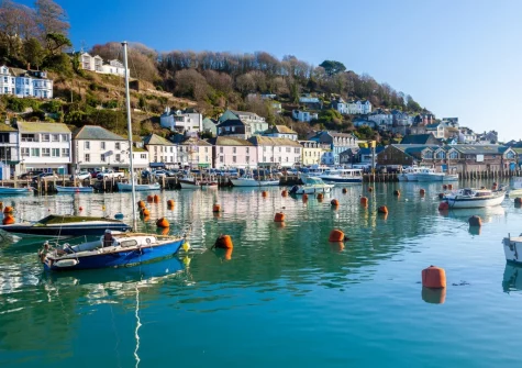 Centrally located, Zona is an excellent base for exploring both coastlines