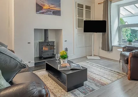 Zona, Pensilva is an attractive two-bedroom cottage on located the edge of this peaceful village, boasting lovely countryside views, a cosy wood burner, spacious garden, and wonderful walking from the doorstep between moor and coast.